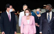 Vì sao bà Nancy Pelosi thăm Đài Loan trong bộ đồ màu hồng?