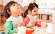 Vì sao ba mẹ nên dạy con biết nói lời cảm ơn và không chê bai đồ ăn?
