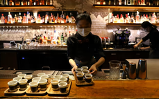 Đồng Nhân dân tệ suy yếu gây căng thẳng cho người tiêu dùng và các hãng hàng không Trung Quốc