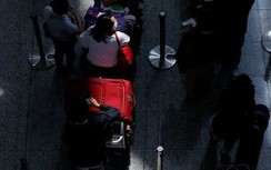 Hồng Kông sắp giảm thời gian cách ly COVID-19 đối với du khách

