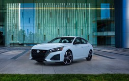 Nissan công bố giá bán Altima 2023