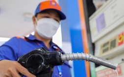 Xăng RON 95 giảm 900 đồng/lít