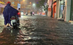 Đường phố Huế biến thành 'sông', người dân bì bõm trong biển nước