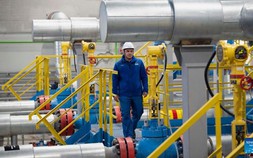 Giá xăng dầu hôm nay 25/11: Giảm do triển vọng nguồn cung mờ nhạt