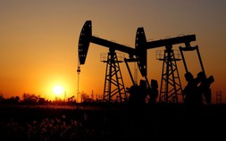 Giá dầu giảm mạnh do lo ngại về trần nợ của Mỹ và cuộc đàm phán của OPEC+ 