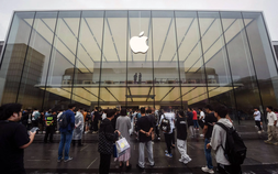 Hàng dài người xếp hàng chờ mua iPhone 15 tại Trung Quốc, bất chấp sự cạnh tranh từ Huawei