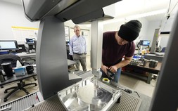 Nhà máy Mỹ tăng cường sử dụng robot vì nhân công khan hiếm