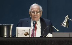 Tỷ phú Warren Buffett chi thêm 5,3 tỷ USD làm từ thiện