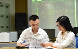 Chứng khoán tăng vọt, VN-Index tiến sát mốc 1.500 điểm