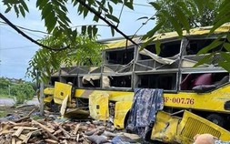 Lật xe khách trong đêm ở Hà Tĩnh làm 9 người tử vong