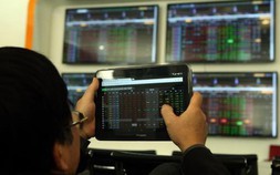 Chứng khoán tăng mạnh rồi hạ nhiệt sau thông tin Fed giữ nguyên lãi suất