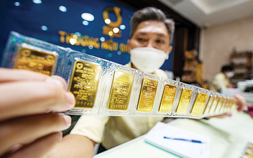 Vàng thế giới lao dốc, vì sao giá vàng trong nước vẫn bất động?