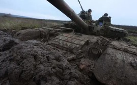 Chiến hào, bùn lầy và chết chóc: Chiến trường Ukraina trông giống như trong Thế chiến thứ nhất