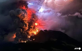 Hàng nghìn người sơ tán khi núi lửa Ruang ở Indonesia phun trào, gây nguy cơ sóng thần