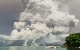 Núi lửa phun trào ở Indonesia khiến nhiều sân bay đóng cửa, tro bay tới Malaysia