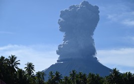 Indonesia: Núi lửa Ibu phun trào với cột tro bụi cao hơn 5km