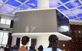 Cổ phiếu vốn hóa lớn bùng nổ, VN-Index áp sát mốc 1.370 điểm