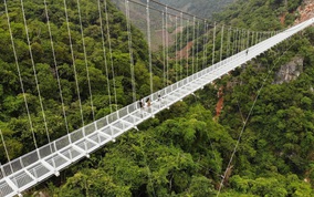 Ngắm cây cầu kính dài nhất thế giới tại Việt Nam
