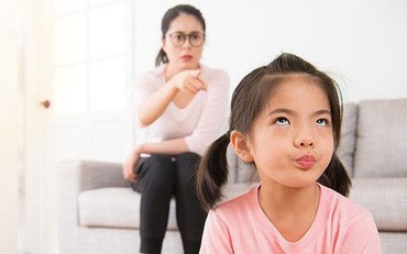 Ba mẹ có nên ra lệnh khi dạy trẻ?