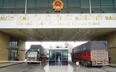 Trung Quốc lại tạm dừng thông quan tại cửa khẩu với Lào Cai