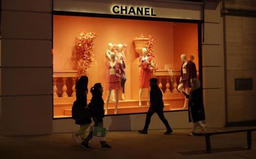Chanel ngừng bán túi xách cho người Nga muốn đem về nước