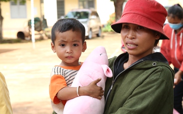 Tạp chí Phụ nữ Mới trao quà cho người nghèo ở Bình Phước