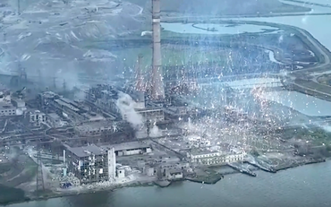Vũ khí gây cháy đổ xuống nhà máy thép Ukraina