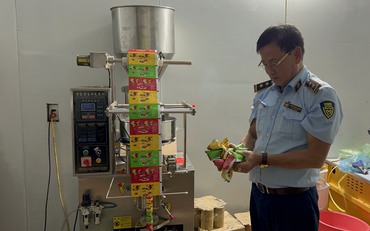 Bắt quả tang cơ sở 'hô biến' kẹo Trung Quốc thành kẹo Nhật Bản