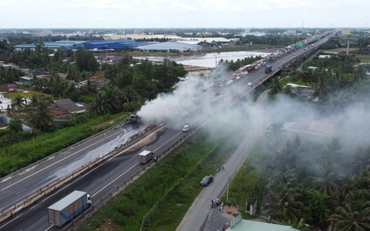 Cháy xe chở nhớt trên cao tốc Trung Lương