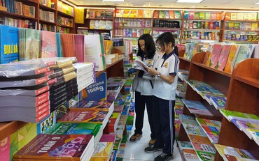 Cấm giáo viên ép học sinh mua sách tham khảo