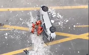 Hai người thiệt mạng khi xe điện Nio lao xuống từ tầng 3 của một tòa nhà ở Thượng Hải