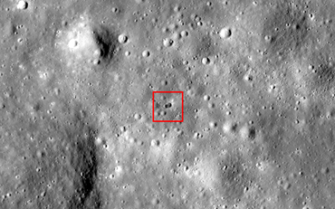 NASA chụp ảnh 'UFO' rơi trên mặt trăng làm dấy lên các thuyết âm mưu