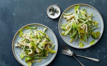 Món ngon mỗi ngày: Salad gà cùng cần tây với sốt Wasabi