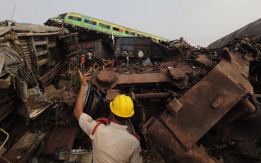 Sốc với hiện trường vụ tai nạn tàu hỏa ở Ấn Độ