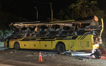 Vụ tai nạn 5 người chết ở Tuyên Quang: Thùng container đổ nghiêng đè vào nửa chiếc xe khách