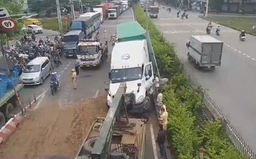 Giao thông ùn tắc 5km ở Sài Gòn do 2 xe container tông nhau