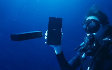 Video 'đập hộp' flagship Xiaomi Mi 11 Ultra dưới nước
