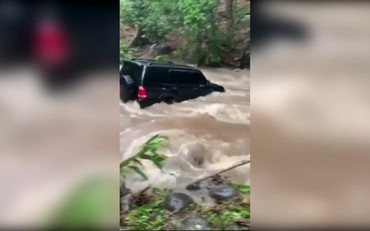 Liều lĩnh vượt qua dòng nước lũ, ô tô con bị cuốn trôi