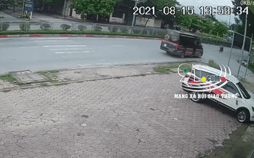 Khoảnh khắc hai thanh niên chạy xe máy lao thẳng vào đuôi xe Limousine