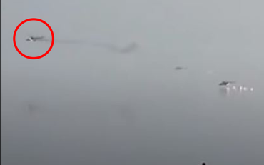 Khoảnh khắc Ukraina bắn rơi trực thăng Nga trên bầu trời Kyiv