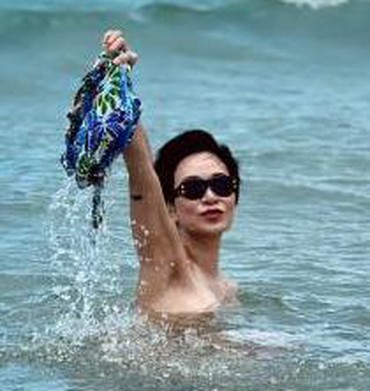 Sốc! Uyên Linh lột đồ, tắm tiên giữa bãi biển công cộng
