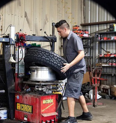 Người trẻ 'chê việc', Malaysia thiếu thợ thay lốp
