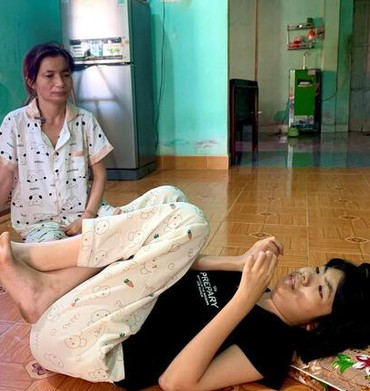 Vừa mất chồng vì ung thư, mẹ nghèo gồng gánh nuôi 2 con bệnh tật