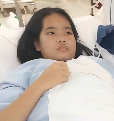 Hai con suy thận, mẹ nghèo bám viện sống lay lắt, trông vào lương chồng 5 triệu