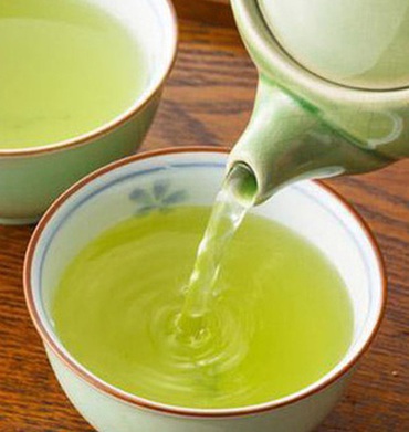 Uống nước chè xanh vào buổi sáng có tác dụng gì?