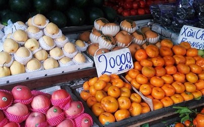 Trái cây, bánh kẹo Trung Quốc đổ về chợ Sài Gòn trước Tết