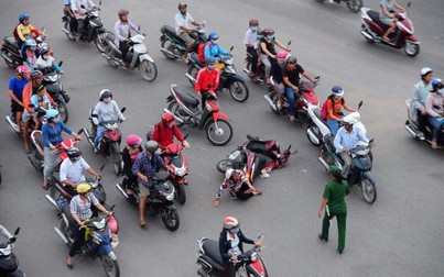 Một người té xe trên đường Sài Gòn, chục người ra đỡ