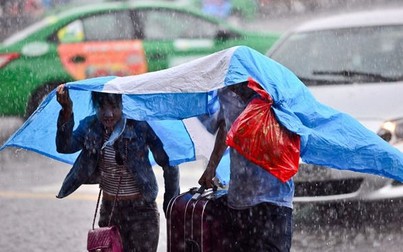 Người xa quê vội ra ga tàu, sân bay trong mưa tầm tã