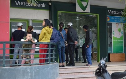 Nhiều người không kịp giao dịch vì ngân hàng đóng cửa sớm