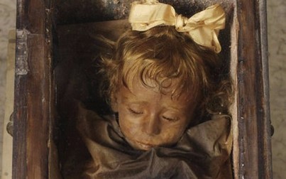 Bí ẩn xác ướp bé gái sau 100 năm vẫn còn nhấp nháy đôi mắt